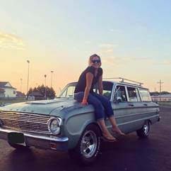 A person sitting on the hood of a car

AI-generated content may be incorrect.