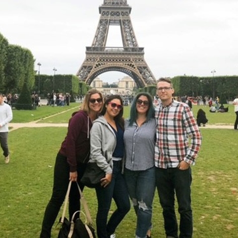 Jessica in Paris with her friends Photo